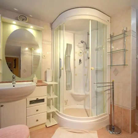 House Lisa マリンスカ